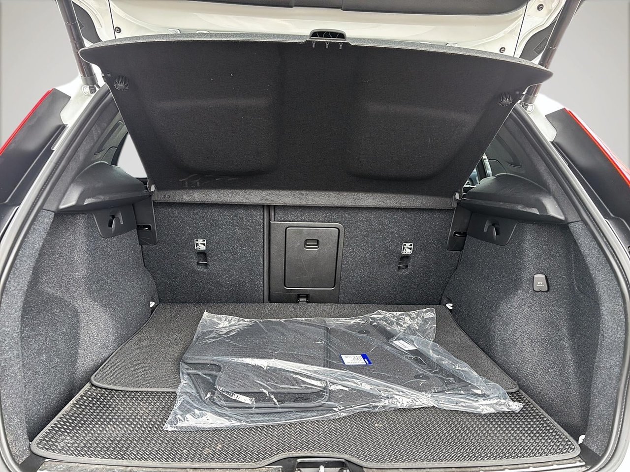 Volvo XC40 B5 PLUS AWD 2023-13