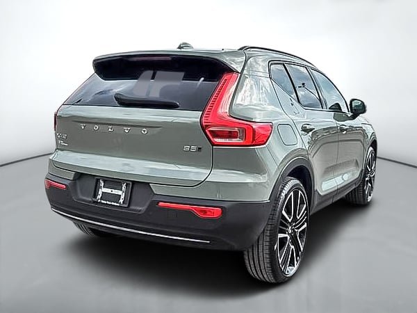 2024 Volvo XC40 B5 ULTIMATE AWD DARK THEME-4