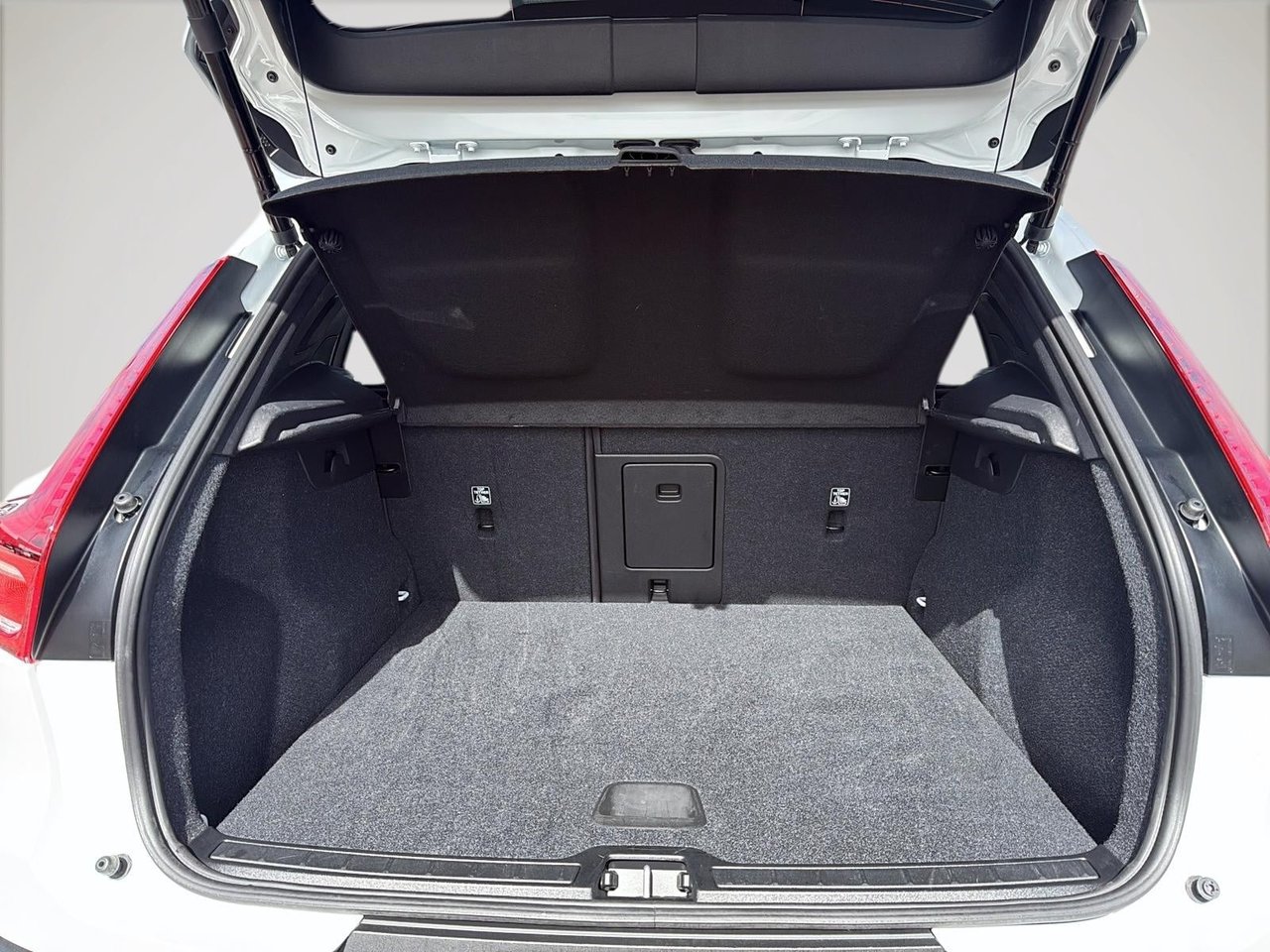 2025 Volvo XC40 B5 CORE AWD-15