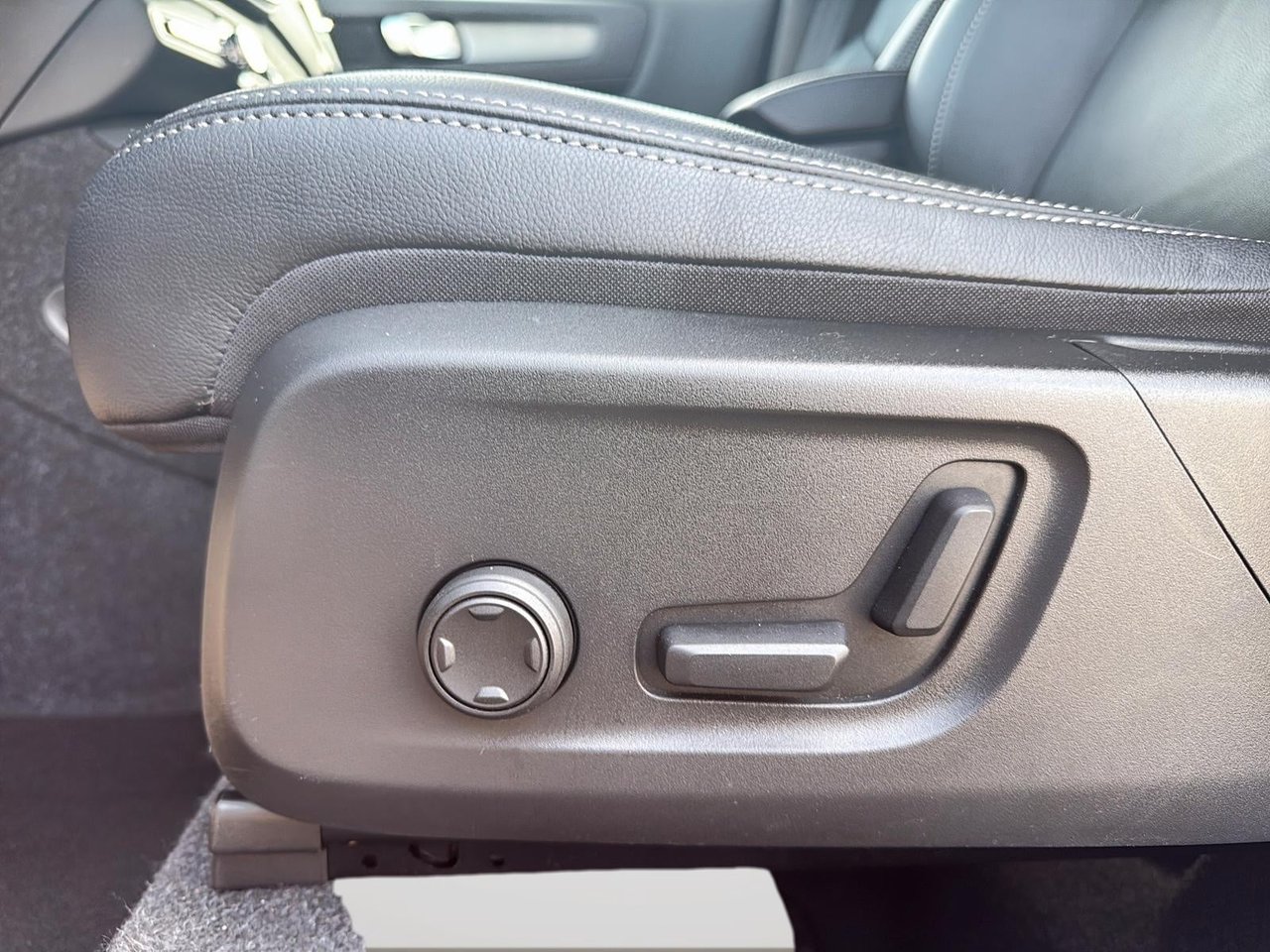 2025 Volvo XC40 B5 CORE AWD-11