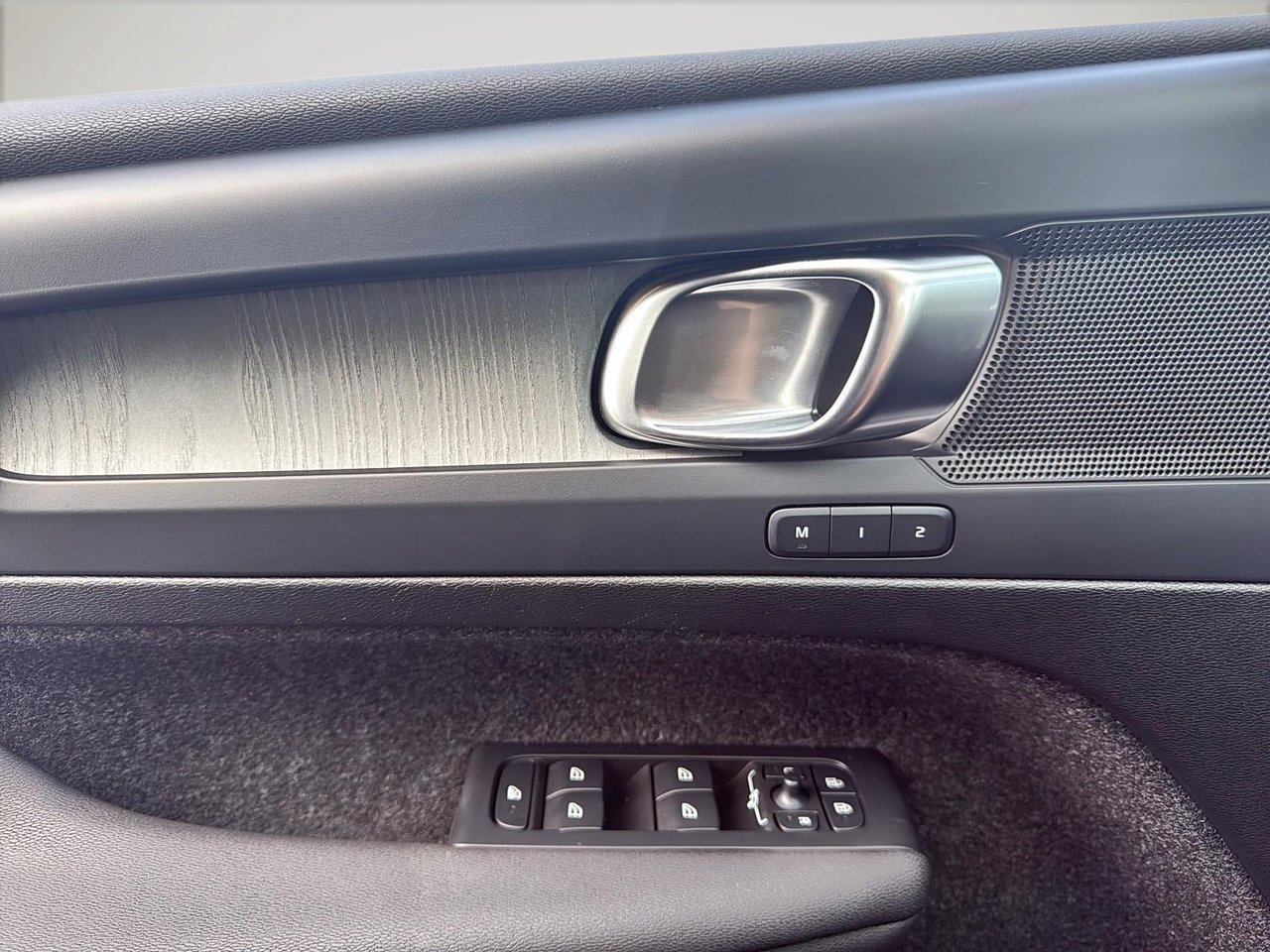 2025 Volvo XC40 B5 CORE AWD-12