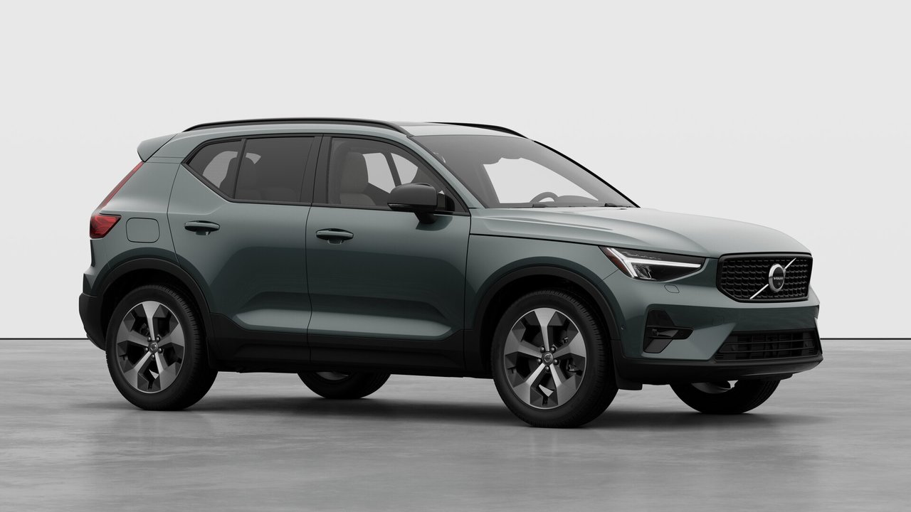Volvo XC40 Plus Dark Theme 2026-2