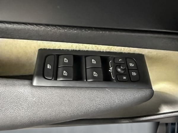 2026 Volvo XC40 B5 PLUS DARK THEME-12