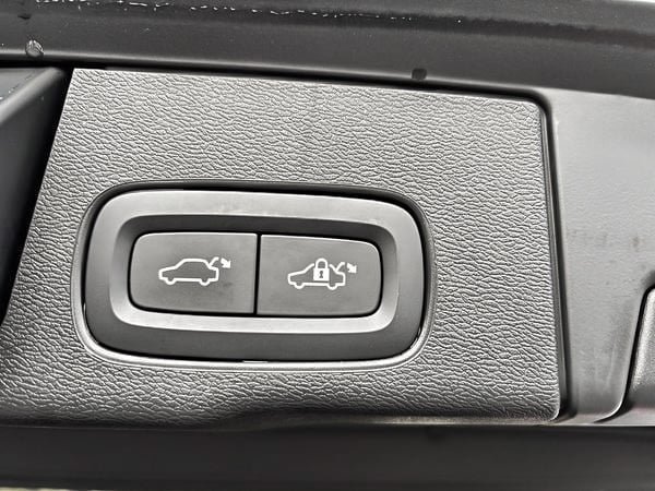 2022 Volvo XC60 B6 MOMENTUM // PREMIUM PACK-14