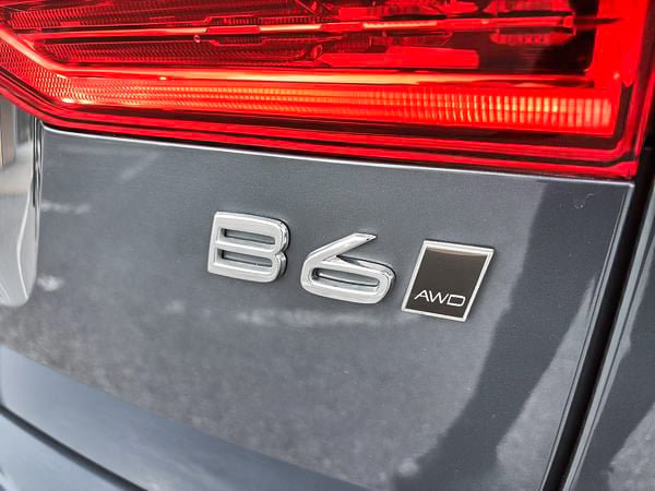 2022 Volvo XC60 B6 MOMENTUM // PREMIUM PACK-17