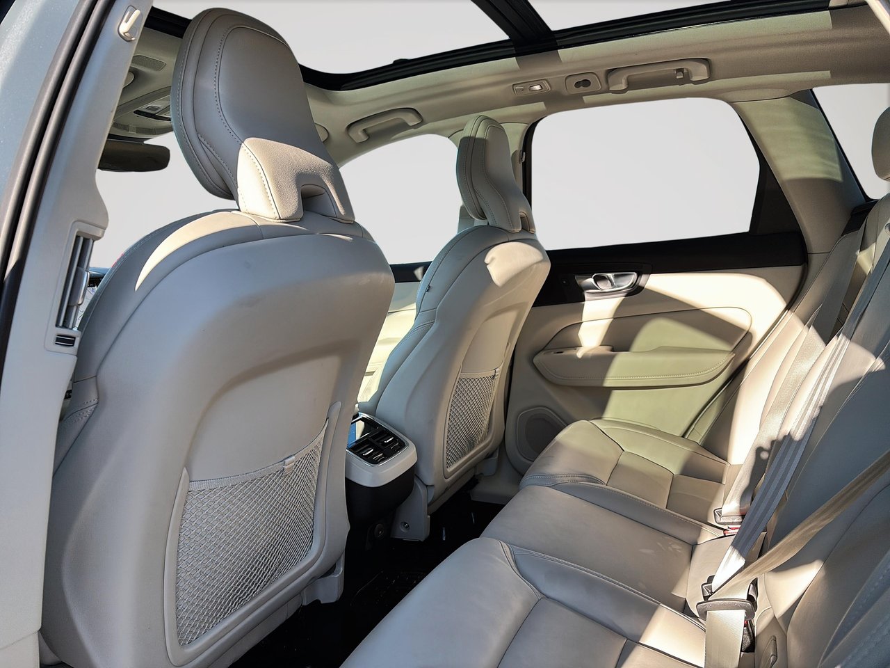 2022 Volvo XC60 B6 INSCRIPTION AWD-11