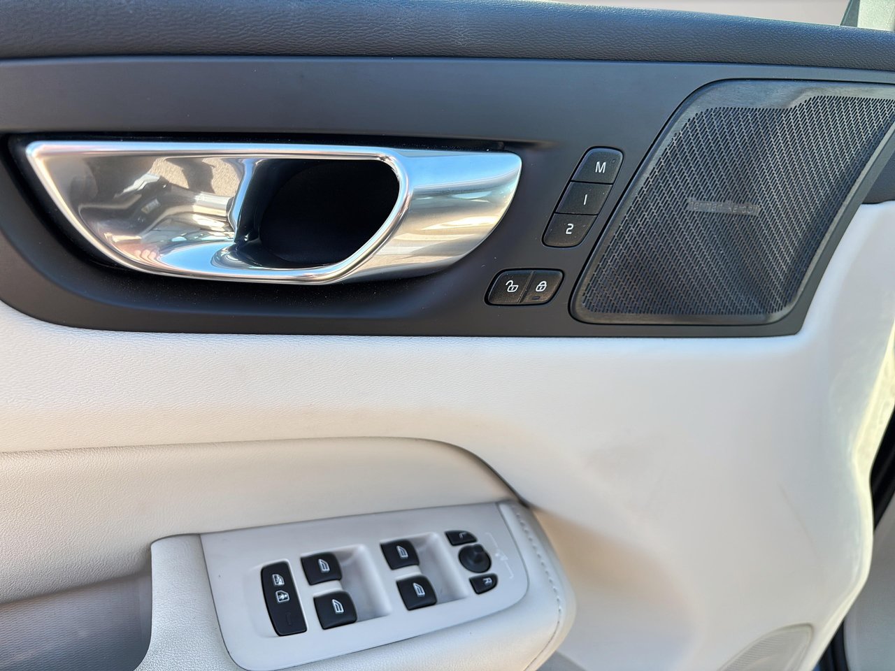 2022 Volvo XC60 B6 INSCRIPTION AWD-10
