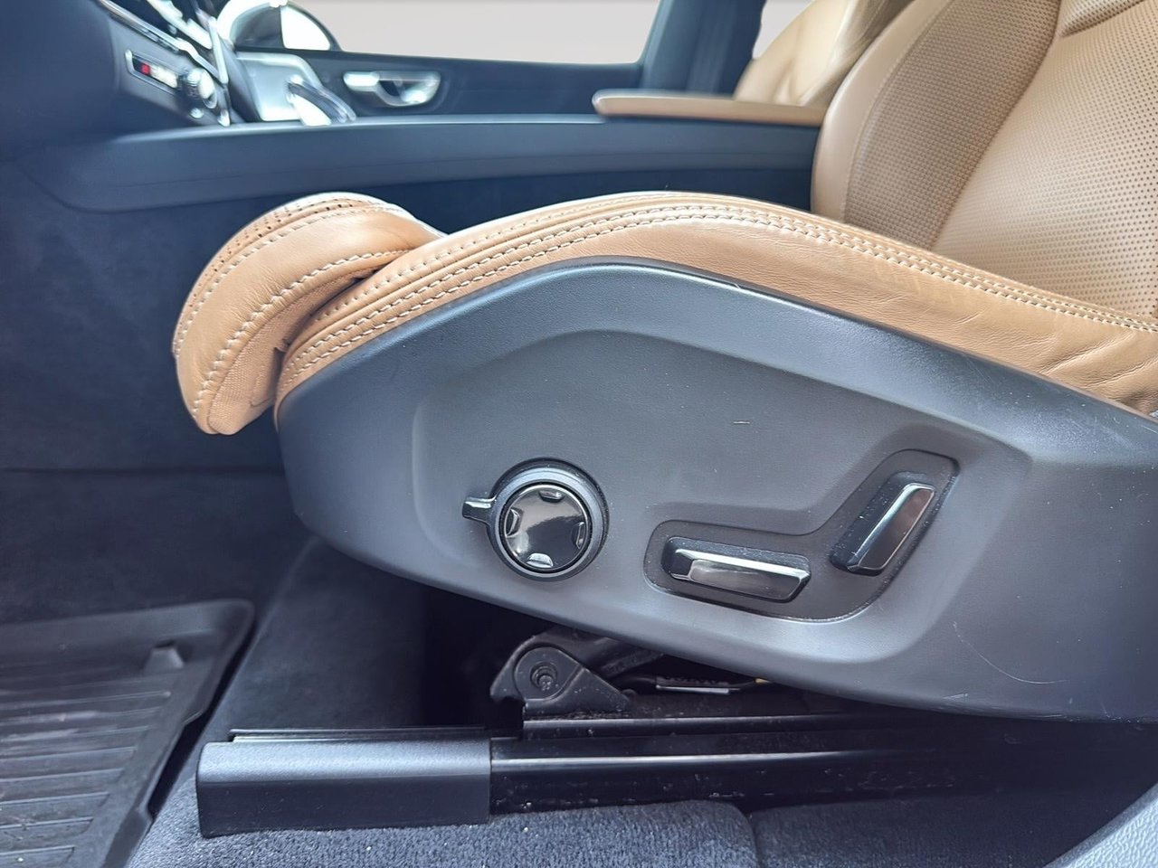 2024 Volvo XC60 B5 ULTIMATE AWD DARK THEME-10