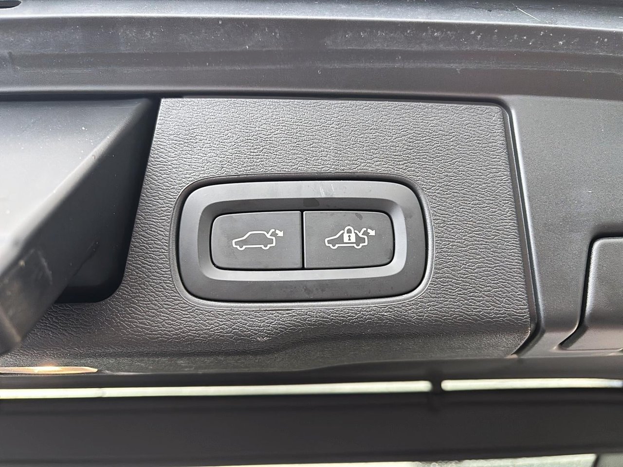 2024 Volvo XC60 B5 PLUS AWD // DARK THEME-16