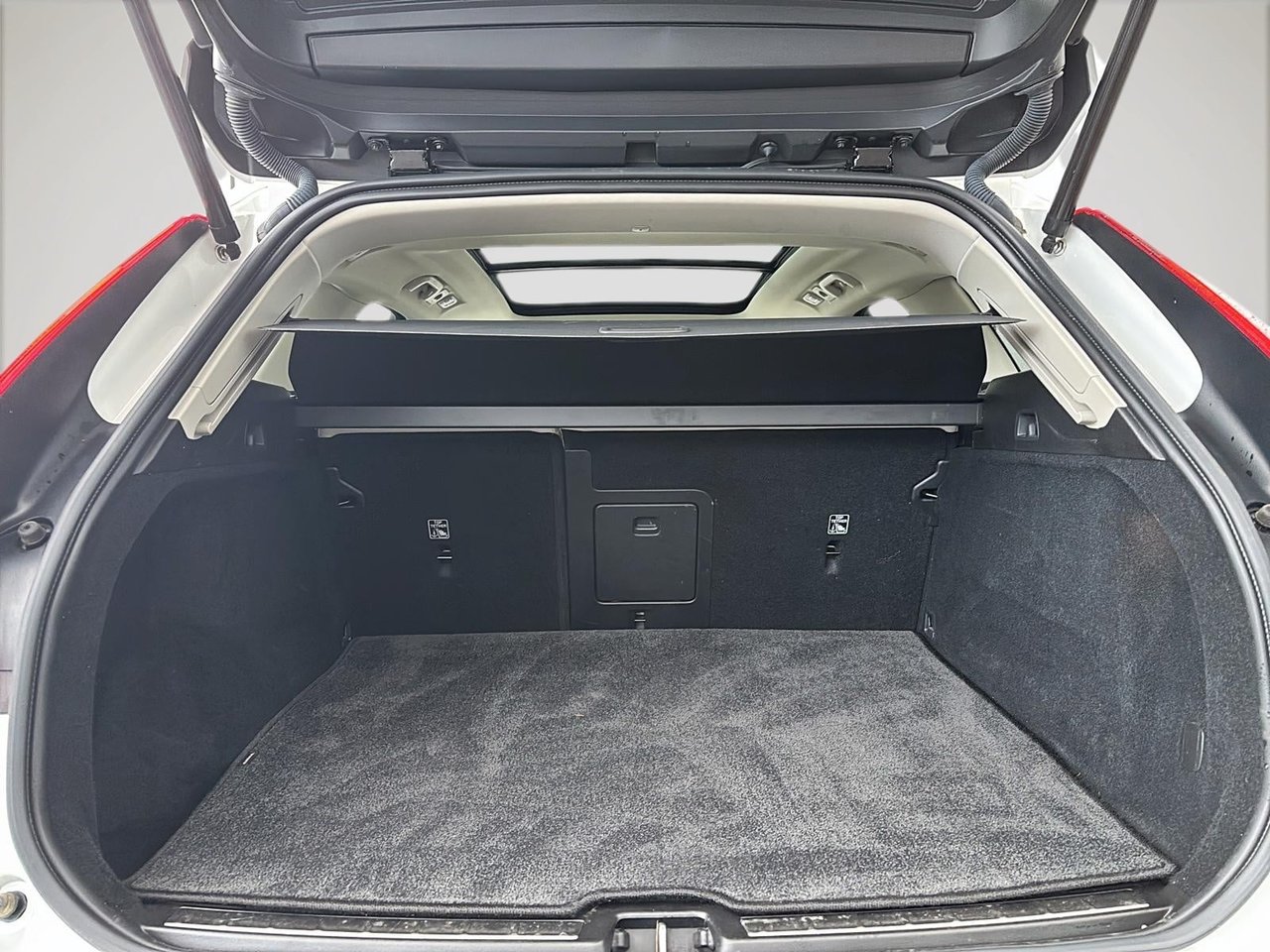 2024 Volvo XC60 B5 PLUS AWD // DARK THEME-15
