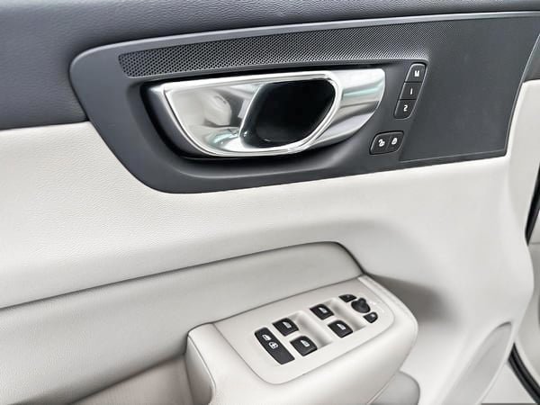 Volvo XC60 B5 PLUS AWD // DARK THEME 2024-10