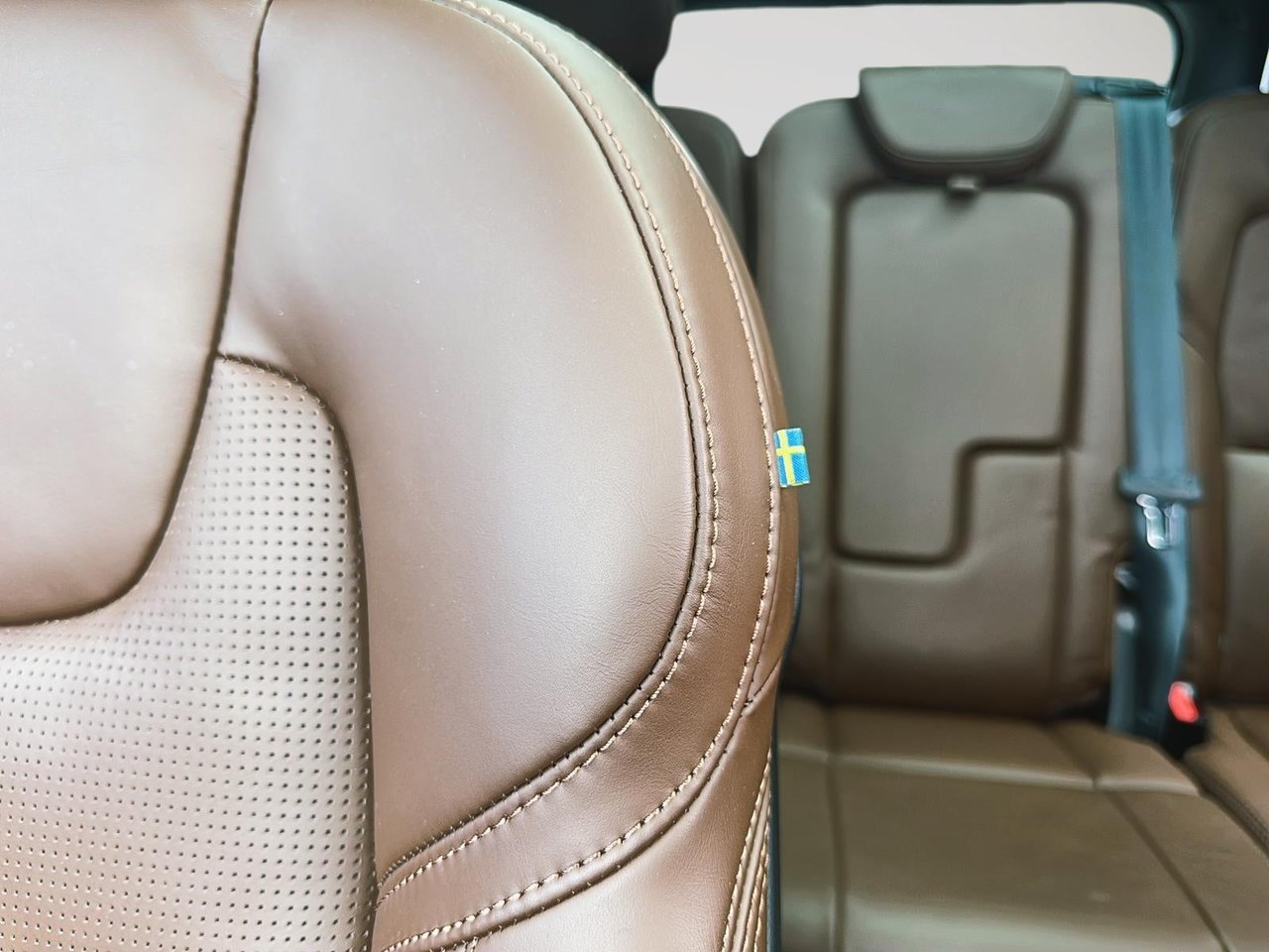 2025 Volvo XC90 B6 ULTRA AWD // 7 PLACES-10
