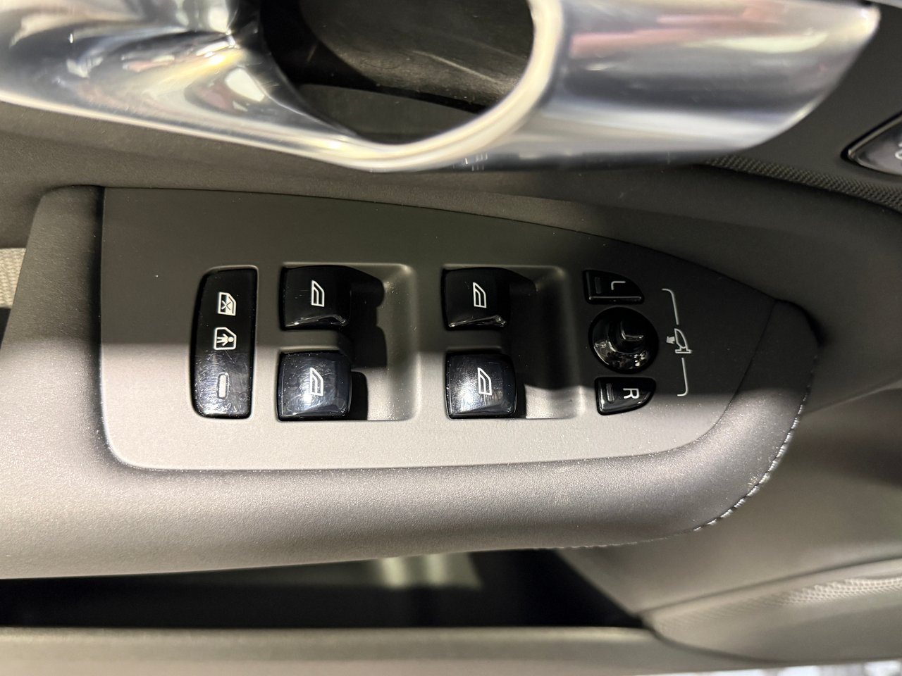 2026 Volvo XC90 B6 ULTRA AWD // 7 PLACES-12