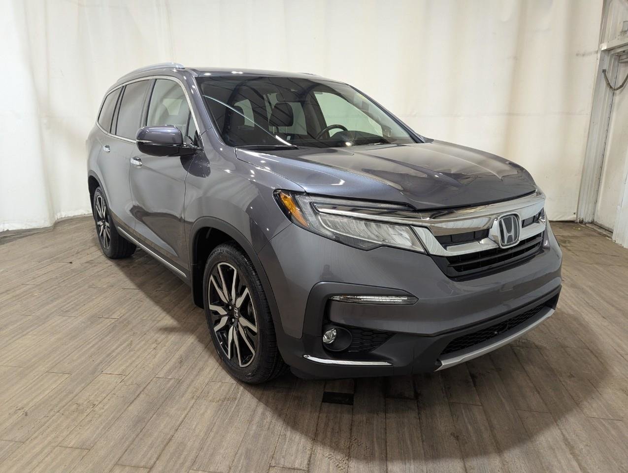 Gray 2022 Honda Pilot Touring AWD SUV / Crossover All-Wheel Drive Automatic