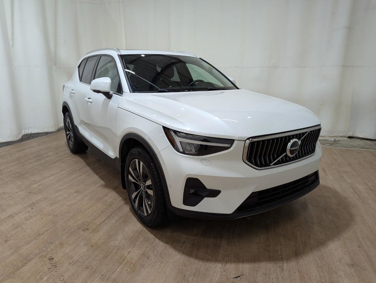White 2023 Volvo XC40 SUV / Crossover All-Wheel Drive Automatic