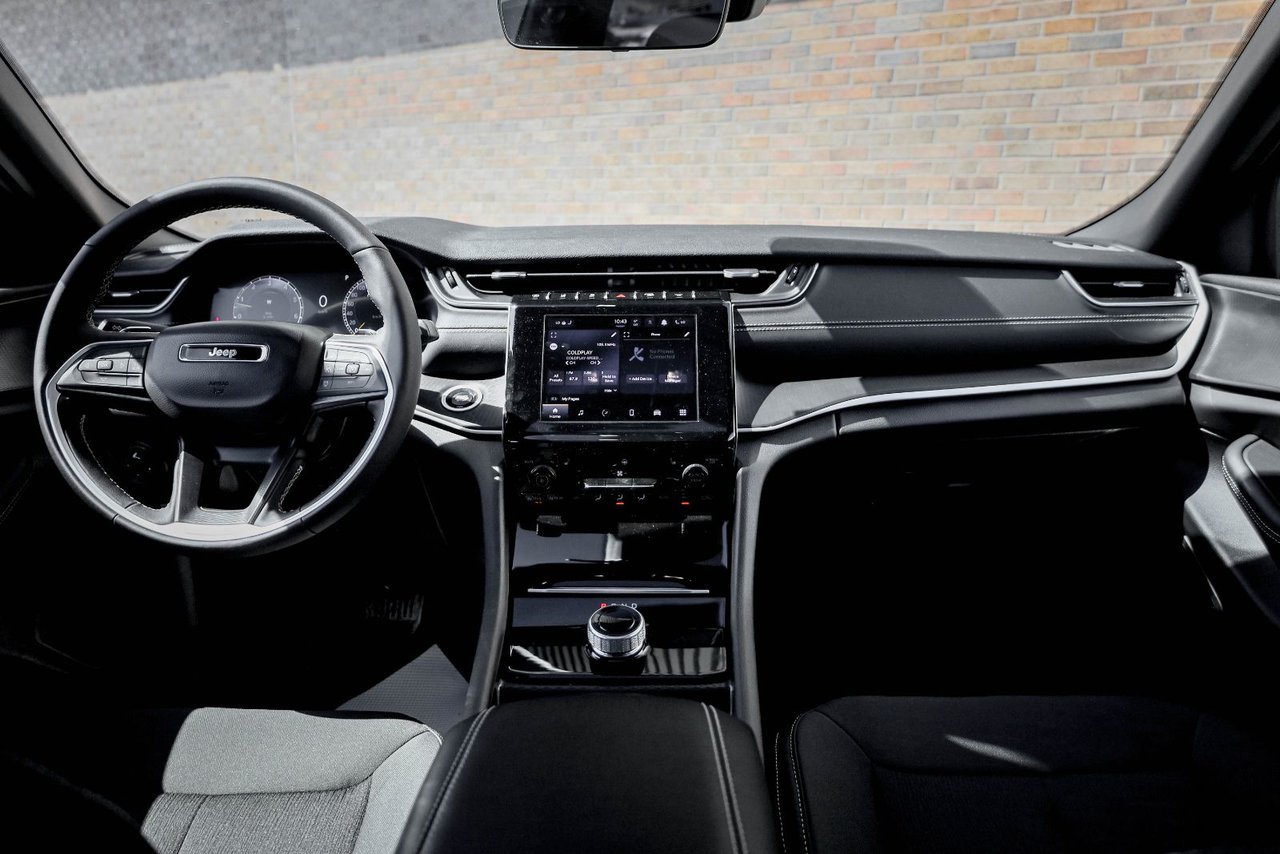 2025 Jeep Grand Cherokee LAREDO-15