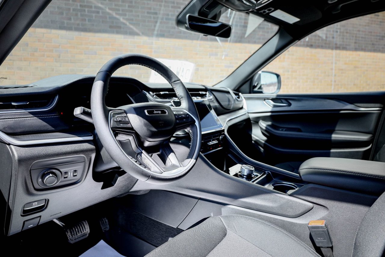 2025 Jeep Grand Cherokee LAREDO-11