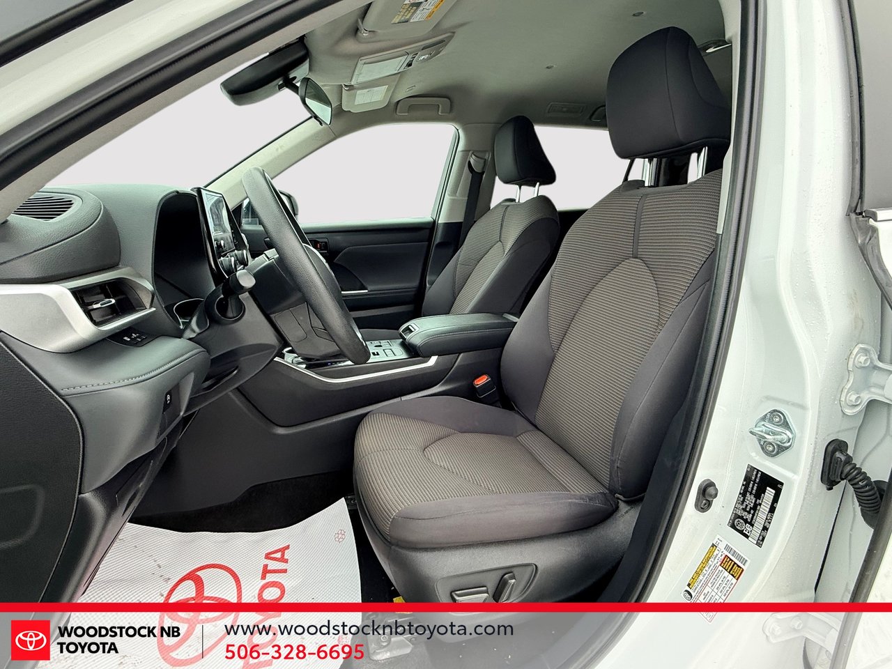 Toyota Highlander LE AWD 2023-8