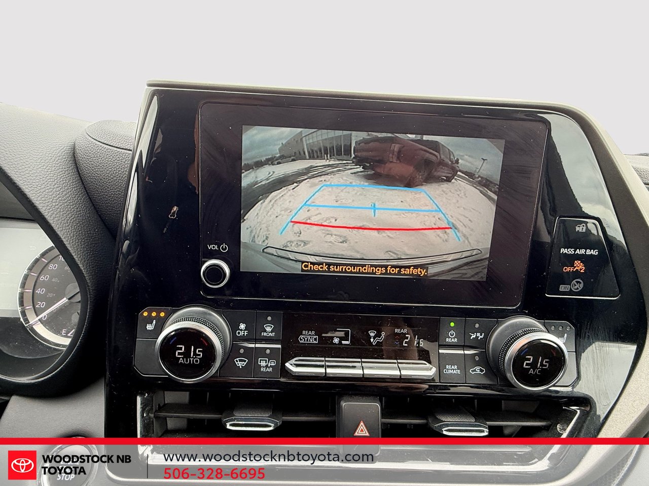 Toyota Highlander LE AWD 2023-28