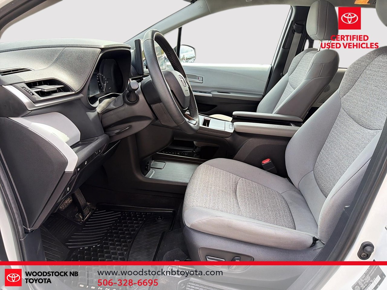 2025 Toyota Sienna LE-13