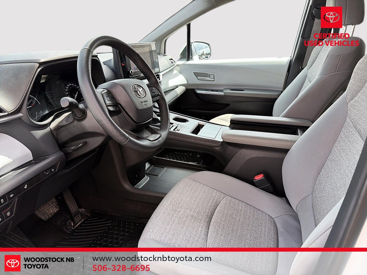 2025 Toyota Sienna LE-14