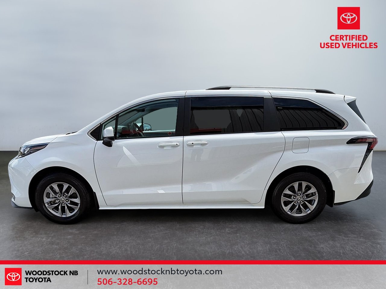 2025 Toyota Sienna LE-10