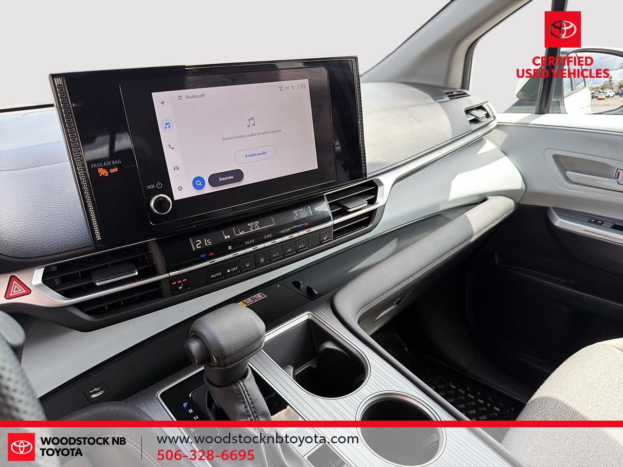2025 Toyota Sienna LE-21