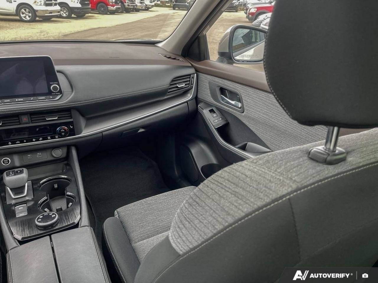 2023 Nissan Rogue SV Moonroof-24