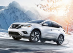 Murano neige Un Murano blanc qui monte une pente enneigée