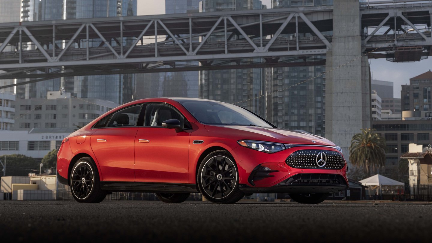 Cinq différences clés entre la nouvelle CLA 2027 100 % électrique et la BMW i4 eDrive40