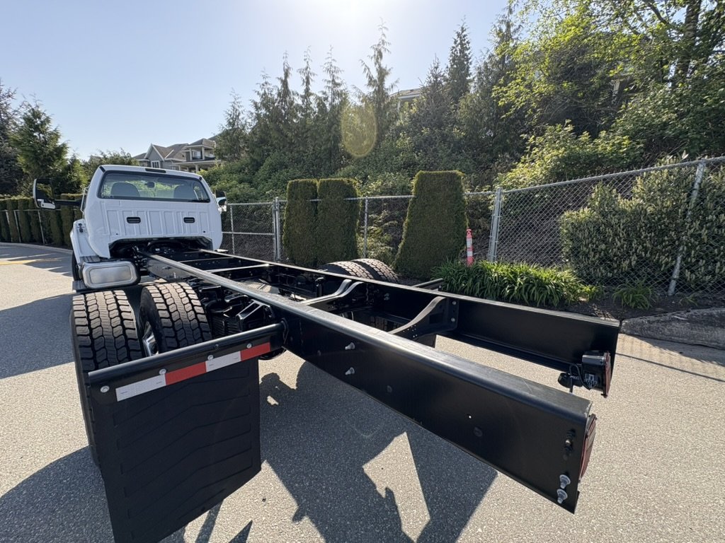 2025 Ford Super Duty F-750 Straight Frame in Surrey, British Columbia - 3 - w1920h1200px