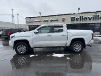 2025 Toyota Tacoma Hybrid / Navigation / Power Side Steps-1