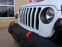 2023 Jeep Gladiator MOJAVE IN BRIGHT WHITE EQUIPPED WITH A 3.6L V6 , 4X4 , 8SPD AUTO , LEATHER HEATED SEATS + SW , 17INCH RIMS , REMOTE START , COLD-2