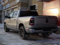 2020 Ram 1500 SPORT IN BILLET METALLIC EQUIPPED WITH A 5.7L HEMI V8 , 4X4 , 8SPD AUTO , 22INCH RIMS , SPORT HOOD , PWR RUNNING BOARDS , 125L T-7