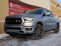 2020 Ram 1500 SPORT IN BILLET METALLIC EQUIPPED WITH A 5.7L HEMI V8 , 4X4 , 8SPD AUTO , 22INCH RIMS , SPORT HOOD , PWR RUNNING BOARDS , 125L T-0
