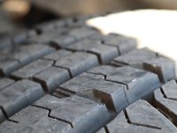 2023 Ram 1500 TRADESMAN IN BRIGHT WHITE EQUIPPED WITH A 5.7LHEMI V8 W/ETORQUE , 4X4 , 8SPD AUTO , CLASS IV HITCH RECEIVER , ANTI SPIN DIFF , 3-5