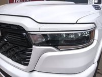 2025 Ram 1500 BIG HORN SPORT IN BRIGHT WHITE EQUIPPED WITH A 3.0L TWIN TURBO , 4X4 , 8SPD AUTO , PANORAMIC SUNROOF , 125L TANK , TONNEAU , BIG-7