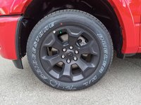 2025 Ram 1500 BIG HORN NIGHT EDITION IN FLAME RED EQUIPPED WITH A 3.0L TWIN TURBO I6 , 4X4 , 8SPD AUTO , TONNEAU , TRAILER BRAKE , BIG HORN LV-5