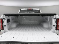 2025 Ram 1500 BIG HORN NIGHT EDITION IN BRIGHT WHITE EQUIPPED WITH A 3.0L TWIN TURBO I6 , 4X4 , 8SPD AUTO , TONNEAU COVER , BIG HORN LVL 2 , 2-6