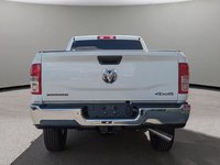 2024 Ram 2500 BIG HORN IN BRIGHT WHITE EQUIPPED WITH A 6.4L HEMI V8 , 4X4 , 8SPD AUTO , PROTECTION GROUP , PUSH START , HD SHOCKS , CLASS V HI-4