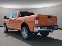 2024 Ram 2500 BIG HORN IN OMAHA ORANGE EQUIPPED WITH A 6.7L CUMMINS TURBO DIESEL I6 , 4X4 , 6SPD AUTO , 12INCH W/NAV , REMOTE START , ALPINE A-3