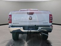 2024 Ram 2500 BIG HORN IN BRIGHT WHITE EQUIPPED WITH A 6.4L HEMI V8 , 4X4 , 8SPD AUTO , 18INCH RIMS , ALPINE UADIO , LVL 2 EQUIPMENT GROUP , O-4