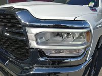 2024 Ram 2500 BIG HORN IN BRIGHT WHITE EQUIPPED WITH A 6.4L HEMI V8 , 4X4 , 8SPD AUTO , 18INCH RIMS , ALPINE UADIO , LVL 2 EQUIPMENT GROUP , O-7