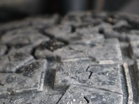 2016 Ram 3500 SLT IN BRIGHT WHITE EQUIPPED WITH A 5.7L HEMI V8 , 4X4 , 6 SPD AUTO , 6SPEAKER AUDIO , PWR WINDOWS/LOCKS , AC , CRUISE-5