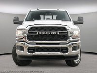 2024 Ram 3500 TRADESMAN IN BRIGHT WHITE EQUIPPED WITH A 6.7L CUMMINS TURBO DIESEL I6 , 4X4 , 6SPD AUTO , DUALLY , TRAILER BRAKE CONTROL , 8.4I-1