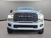 2024 Ram 5500 Chassis LARAMIE IN PEARL WHITE EQUIPPED WITH A 6.7L CUMMINS TURBO DIESEL I6 , 4X4 , 6SPD AISIN HD AUTO , 19INCH RIMS , TANDEM TANKS , LA-1