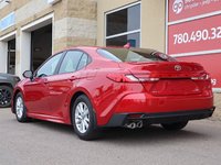 2025 Toyota Camry SE IN CHERRY RED EQUIPPED WITH A 2.5L HYBRID E4 ENGINE , FWD , CVT AUTO , SYNTHETIC LEATHER HEATED SEATS , DIGITAL DASH , BACKUP-7