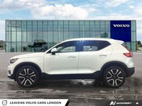 2022 Volvo XC40 MOMENTUM-2