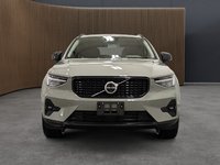 Volvo XC40 B5 AWD Plus Dark Theme 2025-1