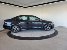 Volkswagen Jetta Sedan Comfortline + 1.8T Sport + BAS KM + TOIT + CARPLAY 2016